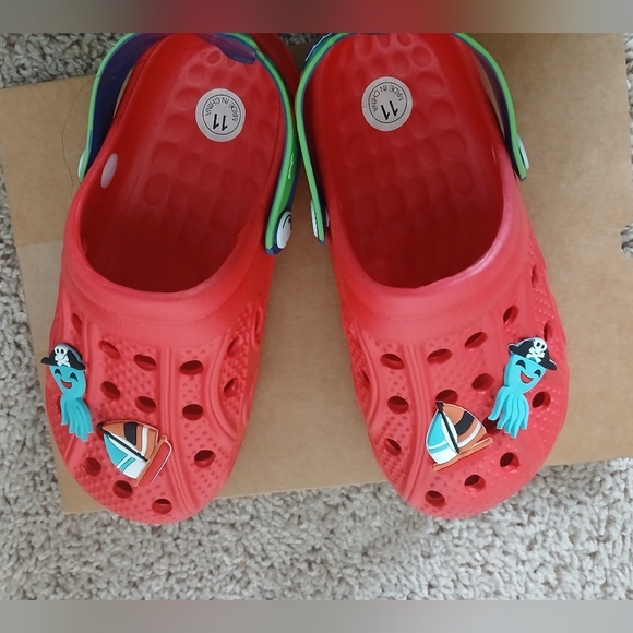 Source Unknown Red Sandals with Perforated Design - Picture 5 of 6